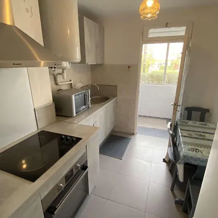 3 Pieces, 6 Couchages, Parking, Proche Et Commerces, - Fr-1-226a-152 *